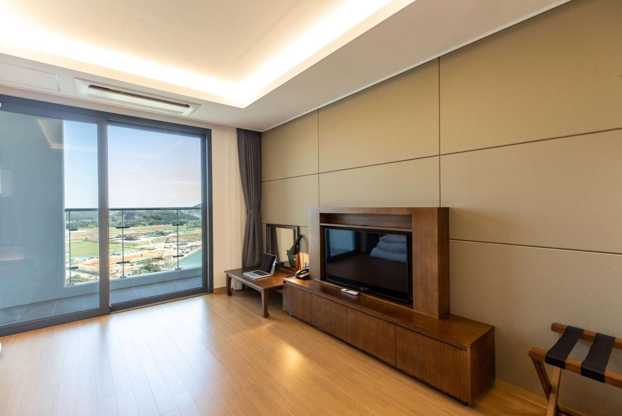 รามาดา พลาซา บาย วินด์แฮม ทอลซาน ยอซู Hotel ภายนอก รูปภาพ