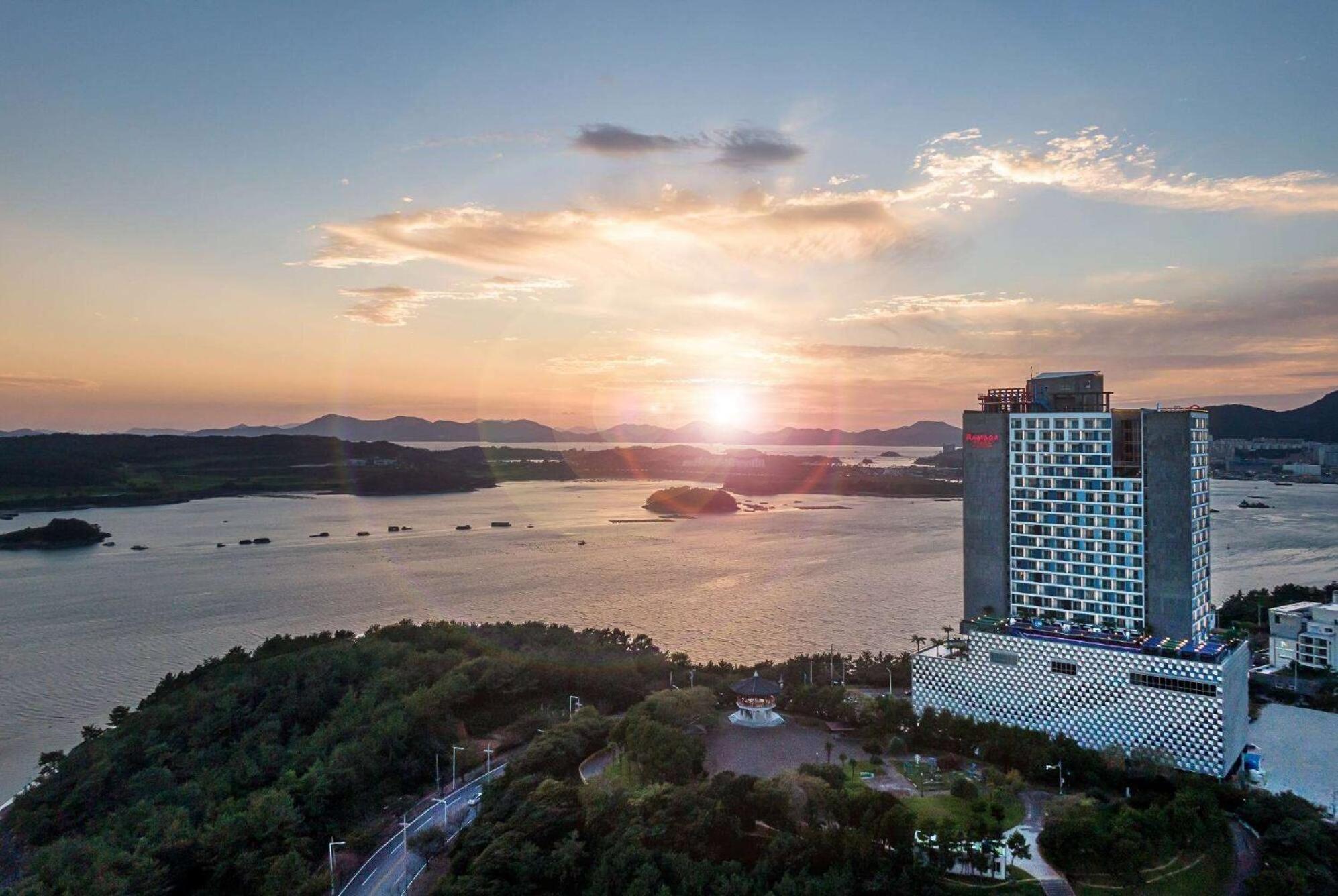 รามาดา พลาซา บาย วินด์แฮม ทอลซาน ยอซู Hotel ภายนอก รูปภาพ