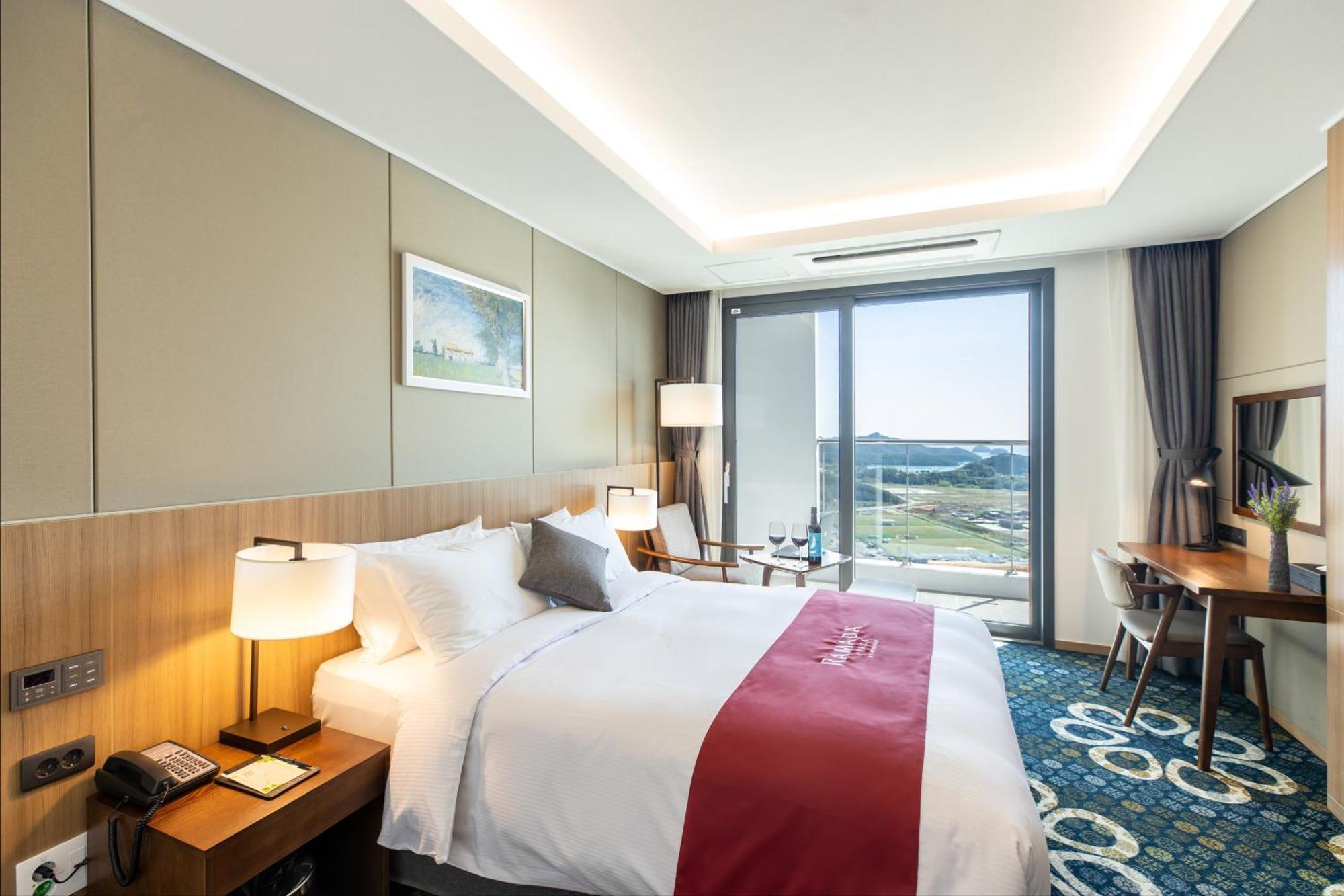 รามาดา พลาซา บาย วินด์แฮม ทอลซาน ยอซู Hotel ภายนอก รูปภาพ
