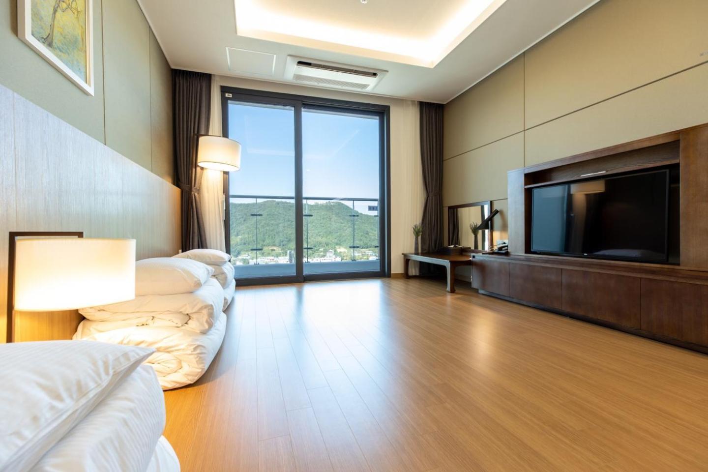 รามาดา พลาซา บาย วินด์แฮม ทอลซาน ยอซู Hotel ภายนอก รูปภาพ